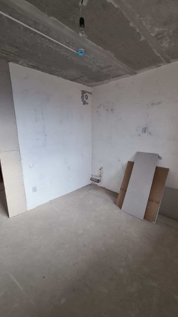 До ремонта — бетон от застройщика